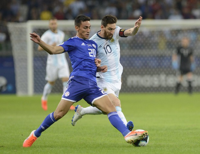 Messi chấm dứt nỗi ám ảnh trên chấm phạt đền nhưng Argentina tiếp tục đón nhận kết quả thất vọng - Ảnh 4.