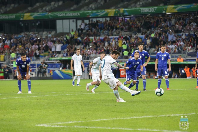 Messi chấm dứt nỗi ám ảnh trên chấm phạt đền nhưng Argentina tiếp tục đón nhận kết quả thất vọng - Ảnh 7.