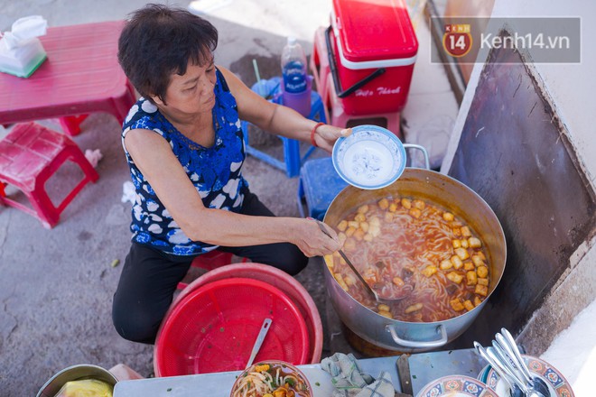 Độc nhất vô nhị ở Sài Gòn: Quán bánh canh đỏ nức tiếng suốt 20 năm với giá chỉ từ 10 nghìn đồng một tô - Ảnh 2.