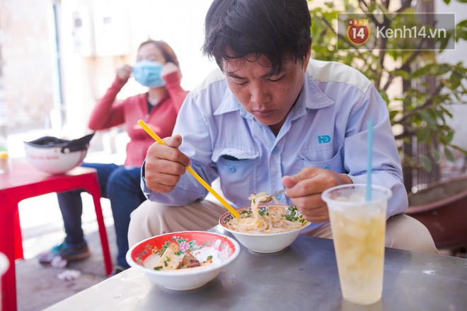 Độc nhất vô nhị ở Sài Gòn: Quán bánh canh đỏ nức tiếng suốt 20 năm với giá chỉ từ 10 nghìn đồng một tô - Ảnh 8.