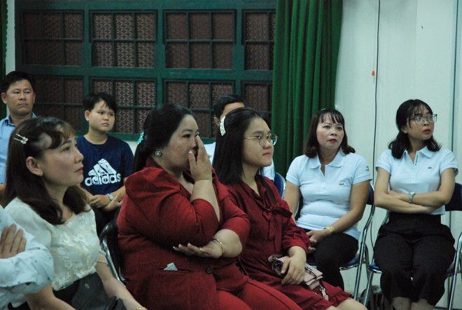 Ảnh: Học sinh TP.HCM lau tay cho cha mẹ trong buổi lễ tri ân - Ảnh 1.