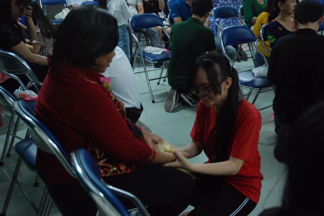 Ảnh: Học sinh TP.HCM lau tay cho cha mẹ trong buổi lễ tri ân - Ảnh 2.