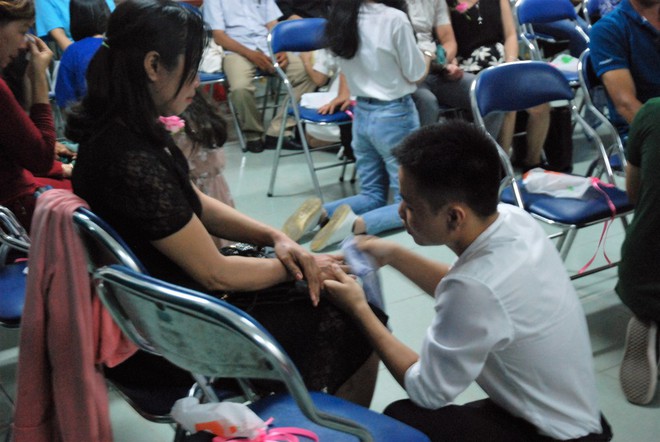 Ảnh: Học sinh TP.HCM lau tay cho cha mẹ trong buổi lễ tri ân - Ảnh 3.