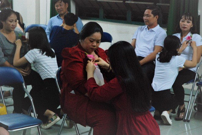Ảnh: Học sinh TP.HCM lau tay cho cha mẹ trong buổi lễ tri ân - Ảnh 5.