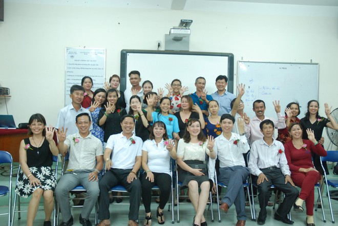 Ảnh: Học sinh TP.HCM lau tay cho cha mẹ trong buổi lễ tri ân - Ảnh 8.