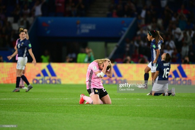 Dẫn trước 3 bàn nhưng bị gỡ hòa trong vỏn vẹn 20 phút, tuyển nữ Scotland bật khóc nức nở khi bị loại khỏi World Cup nữ 2019 - Ảnh 4.