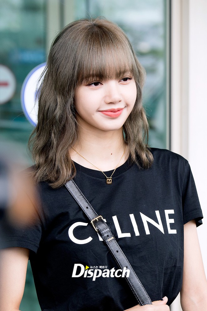 Em gái quốc tế Lisa (BLACKPINK) lại khiến sân bay náo loạn: Mặc tối giản mà xinh như búp bê sống, khí chất miễn bàn - Ảnh 10.