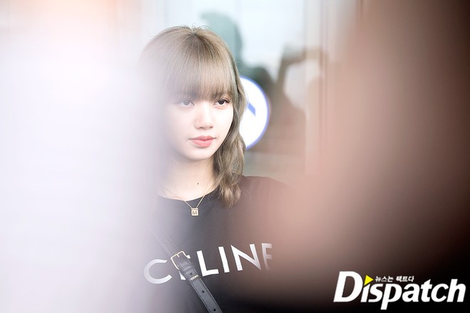 Em gái quốc tế Lisa (BLACKPINK) lại khiến sân bay náo loạn: Mặc tối giản mà xinh như búp bê sống, khí chất miễn bàn - Ảnh 11.