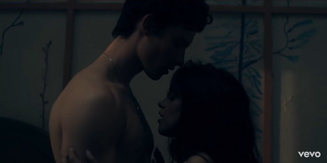 Chảy máu mũi với cảnh 16+ ngập tràn trong MV mới nhất của Shawn Mendes và Camila Cabello! - Ảnh 2.