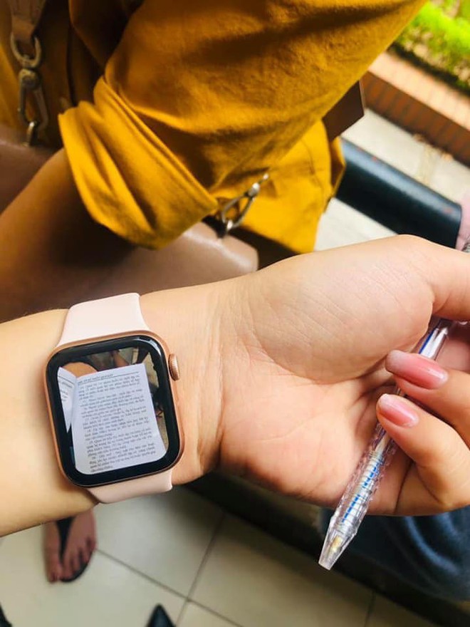 Hồn nhi&ecirc;n khoe d&ugrave;ng Apple Watch để quay c&oacute;p b&agrave;i, c&ograve;n bảo chỉ d&agrave;nh cho d&acirc;n nh&agrave; gi&agrave;u, nam sinh nhận về c&aacute;i kết đắng ngắt - Ảnh 1.