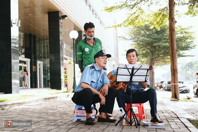 Y&ecirc;u đời như ch&uacute; bảo vệ ở S&agrave;i G&ograve;n: Mỗi ng&agrave;y đi l&agrave;m sớm 30 ph&uacute;t để đ&agrave;n h&aacute;t trước khi v&agrave;o ca - Ảnh 4.