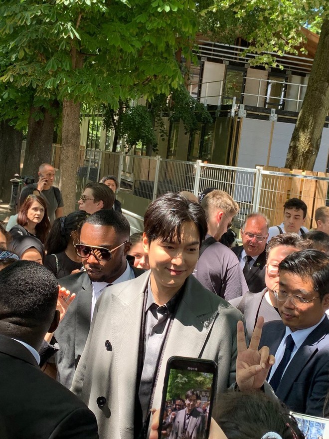 Khiến fan quốc tế náo loạn tại Paris, Lee Min Ho sao vẫn hóa bánh bao bên tài tử Hoa ngữ Bành Vu Yến thế này? - Ảnh 5.