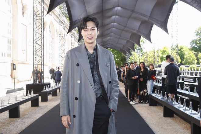 Khiến fan quốc tế náo loạn tại Paris, Lee Min Ho sao vẫn hóa bánh bao bên tài tử Hoa ngữ Bành Vu Yến thế này? - Ảnh 4.