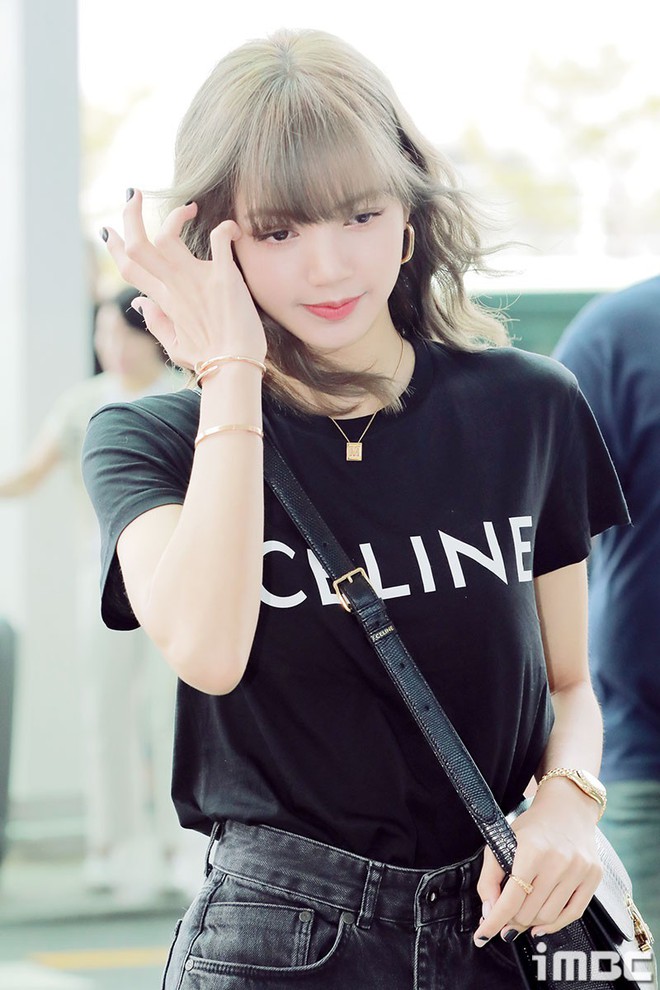 Em gái quốc tế Lisa (BLACKPINK) lại khiến sân bay náo loạn: Mặc tối giản mà xinh như búp bê sống, khí chất miễn bàn - Ảnh 9.