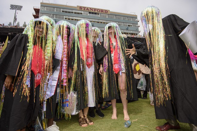 Đột nhập lễ tốt nghiệp của sinh vi&ecirc;n Stanford: Đứng nhất thế giới về độ bựa, đ&uacute;ng kiểu mấy đứa học giỏi thường rất dị - Ảnh 1.