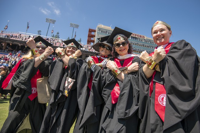 Đột nhập lễ tốt nghiệp của sinh vi&ecirc;n Stanford: Đứng nhất thế giới về độ bựa, đ&uacute;ng kiểu mấy đứa học giỏi thường rất dị - Ảnh 9.
