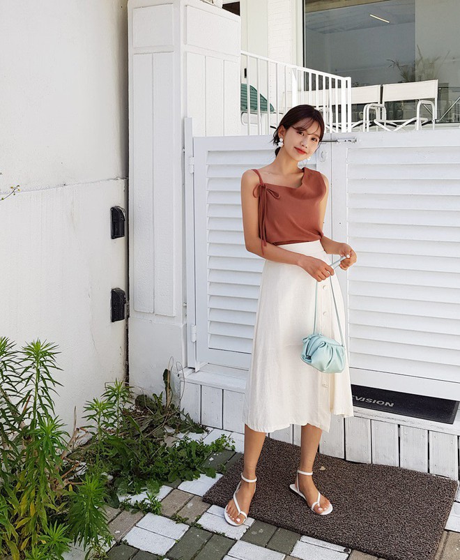 Kh&ocirc;ng cần biết bạn sở hữu đ&ocirc;i ch&acirc;n &ldquo;cột đ&igrave;nh&rdquo; hay kh&ocirc;ng, cứ diện 3 items n&agrave;y th&igrave; ch&acirc;n ai cũng nhỏ đi bội phần  - Ảnh 7.