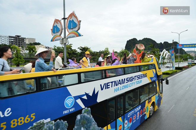 Du khách hào hứng trải nghiệm tuyến xe buýt hai tầng đầu tiên ở thành phố Hạ Long với giá vé chỉ từ 179k - Ảnh 3.