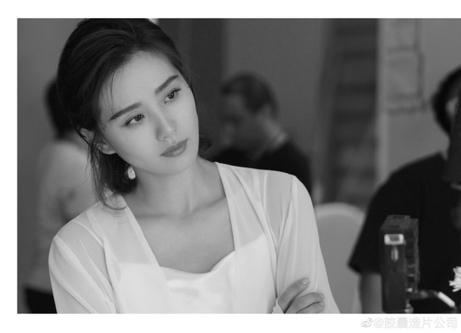 Nhan sắc v&agrave; v&oacute;c d&aacute;ng đẹp ngỡ ng&agrave;ng của Lưu Thi Thi sau 2 th&aacute;ng sinh con, bị đồn trầm cảm v&igrave; mẹ chồng - Ảnh 1.