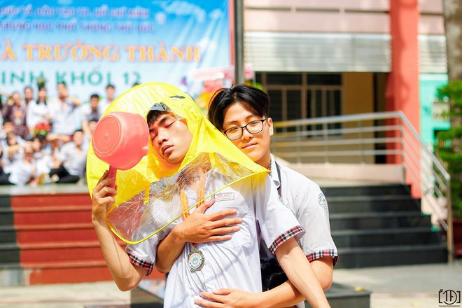 Vừa khoe ảnh mặc &aacute;o mưa vịt v&agrave;ng đẹp trai như so&aacute;i ca, 3 gi&acirc;y sau nam sinh n&agrave;y đ&atilde; bị n&eacute;m b&oacute;ng nước ướt như chuột lột - Ảnh 4.