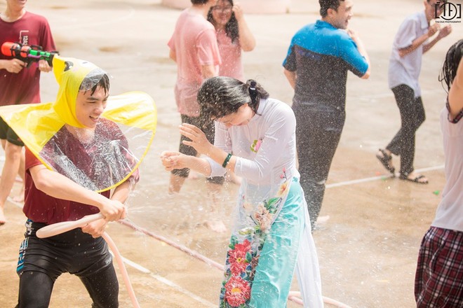 Vừa khoe ảnh mặc &aacute;o mưa vịt v&agrave;ng đẹp trai như so&aacute;i ca, 3 gi&acirc;y sau nam sinh n&agrave;y đ&atilde; bị n&eacute;m b&oacute;ng nước ướt như chuột lột - Ảnh 7.