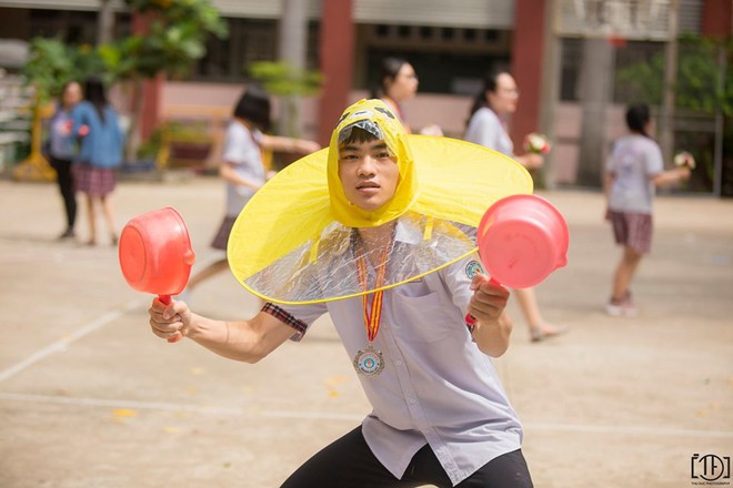 Vừa khoe ảnh mặc &aacute;o mưa vịt v&agrave;ng đẹp trai như so&aacute;i ca, 3 gi&acirc;y sau nam sinh n&agrave;y đ&atilde; bị n&eacute;m b&oacute;ng nước ướt như chuột lột - Ảnh 1.