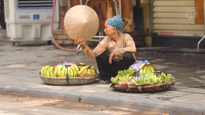 Clip mưu sinh trên đường Hà Nội vào một ngày nắng nóng: Anh thợ xây gồng mình kéo thép, chị bán hàng rong đi mãi vẫn ế ẩm - Ảnh 7.