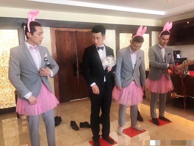 Đ&aacute;m cưới nhỏ bất ngờ hot v&igrave; Th&aacute;nh Ế Hồ Ca mặc v&aacute;y hồng, tranh hoa cưới khi l&agrave;m ph&ugrave; rể - Ảnh 3.