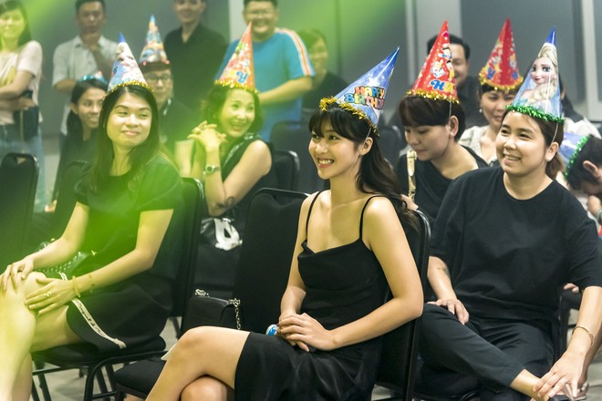 Hội fan cứng 10 năm đột kích, tổ chức sinh nhật bất ngờ khiến Minh Hằng khóc nức nở - Ảnh 10.