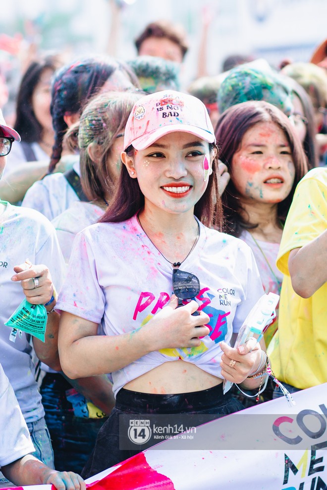 Bất chấp mặt mũi lấm lem, hội girl xinh vẫn chiếm hết spotlight tại Color Me Run - Ảnh 4.