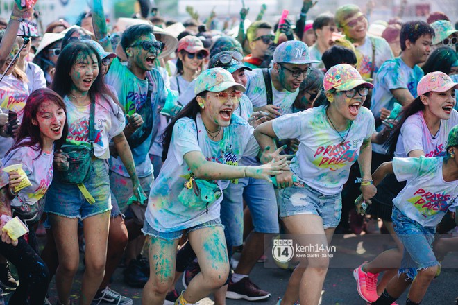 Bất chấp mặt mũi lấm lem, hội girl xinh vẫn chiếm hết spotlight tại Color Me Run - Ảnh 3.