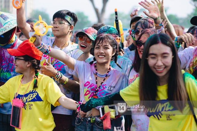 Color Me Run 2019: Hàng nghìn người đổ xuống khắp mọi nẻo đường, quẩy tưng bừng trong sự kiện lớn nhất năm - Ảnh 4.