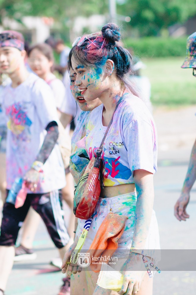 Bất chấp mặt mũi lấm lem, hội girl xinh vẫn chiếm hết spotlight tại Color Me Run - Ảnh 7.