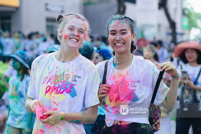 Bất chấp mặt mũi lấm lem, hội girl xinh vẫn chiếm hết spotlight tại Color Me Run - Ảnh 10.