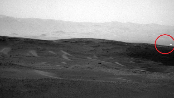 Bí ẩn ánh sáng trắng kỳ quái xuất hiện chớp nhoáng trên sao Hỏa - Ảnh 1.