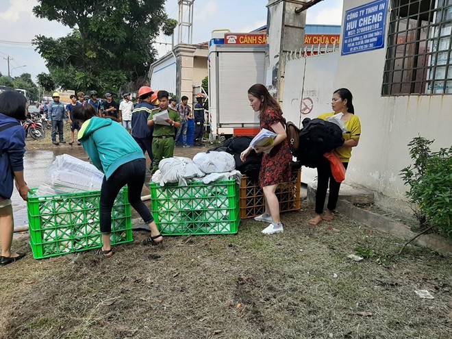 Công nhân chạy thoát thân trong đám cháy lớn tại Bình Dương - Ảnh 2.