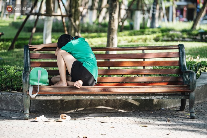 Chùm ảnh: Phố đi bộ hồ Gươm vắng bóng người trong ngày nắng nóng kinh hoàng ở Hà Nội - Ảnh 8.