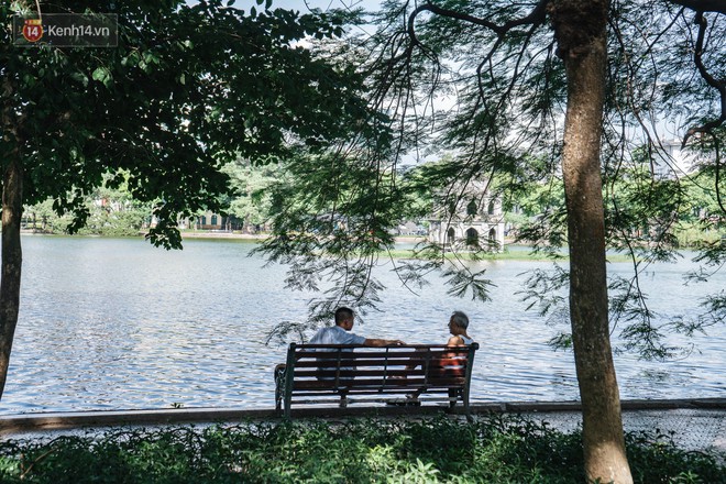 Chùm ảnh: Phố đi bộ hồ Gươm vắng bóng người trong ngày nắng nóng kinh hoàng ở Hà Nội - Ảnh 10.