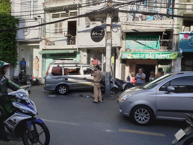 TP.HCM: Ô tô điên húc văng nhiều xe máy vào tường, người dân la hét kêu cứu - Ảnh 1.