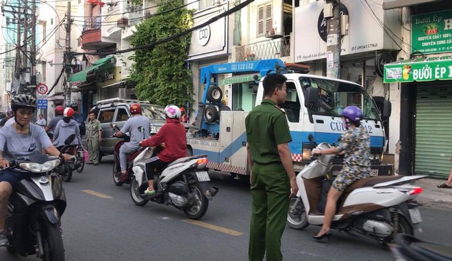 TP.HCM: Ô tô điên húc văng nhiều xe máy vào tường, người dân la hét kêu cứu - Ảnh 3.