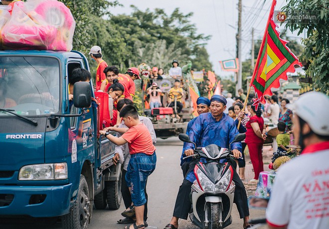 Vui hết nấc trong lễ hội Kỳ Yên ở An Giang: Người lớn trẻ nhỏ bôi lọ nghẹ khắp người, hóa thân thành... mọi - Ảnh 1.