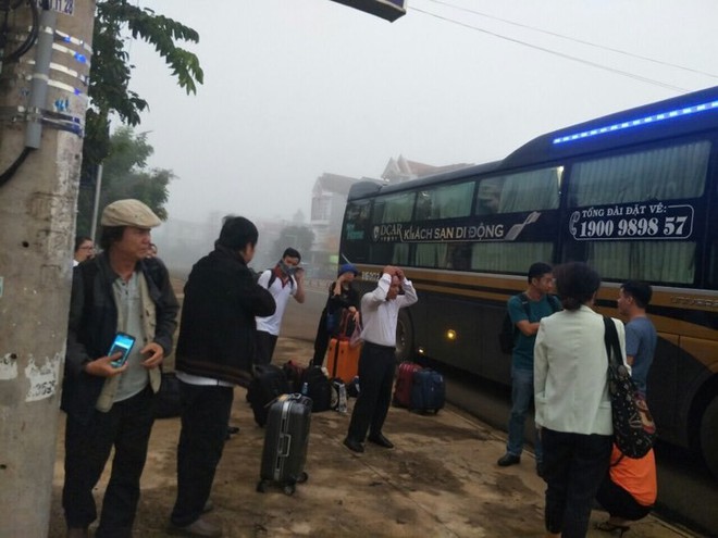 Giảng vi&ecirc;n đại học lại tấp nập l&ecirc;n đường đi coi thi - Ảnh 17.
