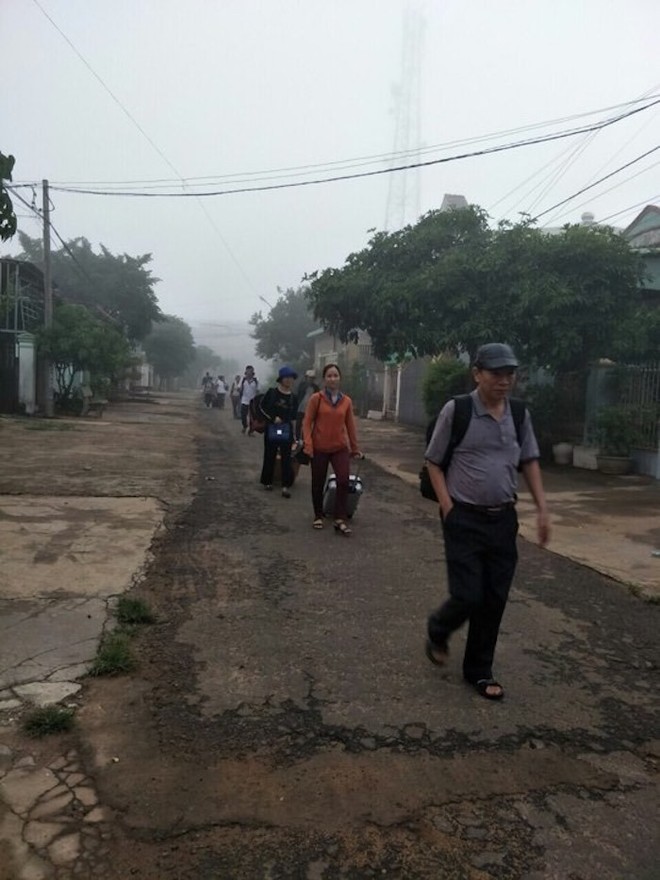 Giảng vi&ecirc;n đại học lại tấp nập l&ecirc;n đường đi coi thi - Ảnh 19.