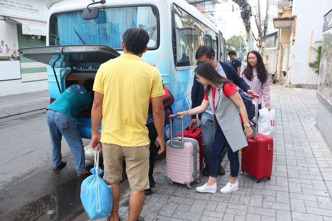 Giảng vi&ecirc;n đại học lại tấp nập l&ecirc;n đường đi coi thi - Ảnh 3.