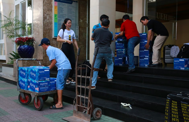 Giảng vi&ecirc;n đại học lại tấp nập l&ecirc;n đường đi coi thi - Ảnh 9.