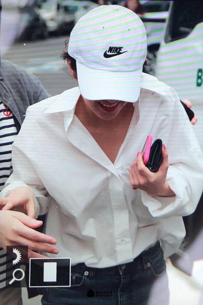 Th&oacute;t tim cảnh nữ thần Red Velvet mải n&eacute; paparazzi đến độ đập đầu v&agrave;o gương chiếu hậu v&agrave; đ&acirc;y l&agrave; phản ứng sau đ&oacute; - Ảnh 3.