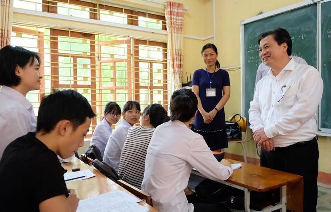 Thứ trưởng Bộ Gi&aacute;o dục &ldquo;bật m&iacute;&rdquo; về đề thi THPT quốc gia 2019 - Ảnh 1.