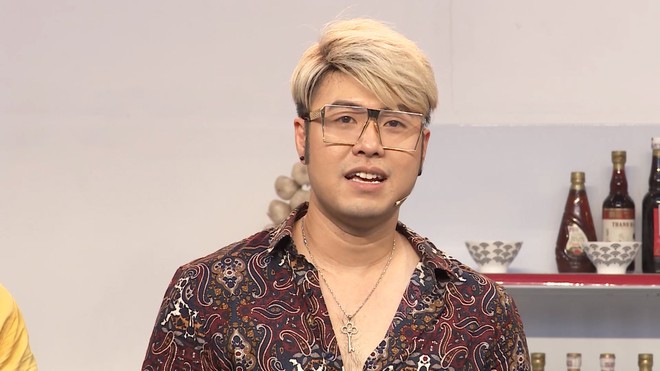 Akira Phan lần đầu lộ diện sau cuộc đại tu nhan sắc, chưa lấy lại v&oacute;c d&aacute;ng mơ ước nhưng bảnh bao hơn hẳn! - Ảnh 1.