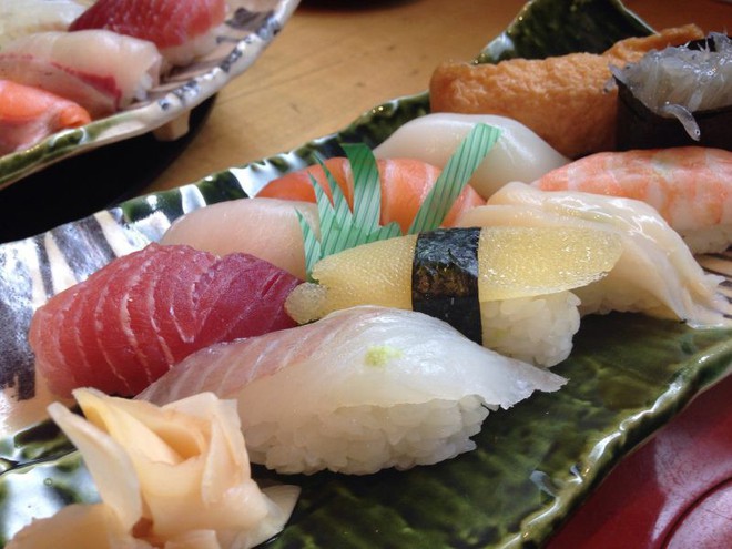 Hoá ra mấy ngọn cỏ xanh trông như nhựa trong hộp sushi mà chúng ta thường thấy không phải để làm màu - Ảnh 3.