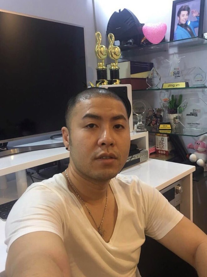 Akira Phan lần đầu lộ diện sau cuộc đại tu nhan sắc, chưa lấy lại v&oacute;c d&aacute;ng mơ ước nhưng bảnh bao hơn hẳn! - Ảnh 4.